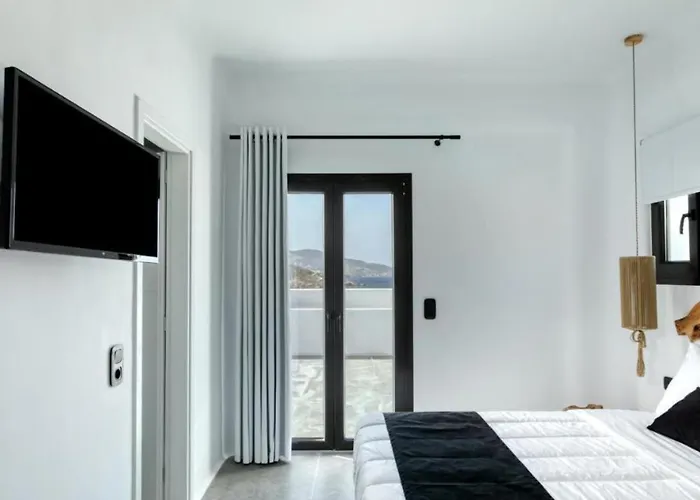 Black And White - Mykonos Φτελιά