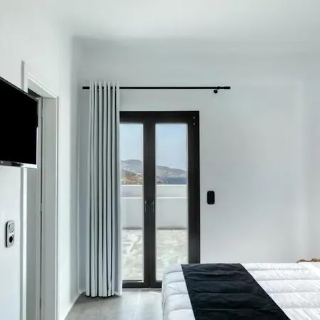 Black And White - Mykonos Fteliá