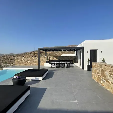 Black And White - Mykonos Fteliá