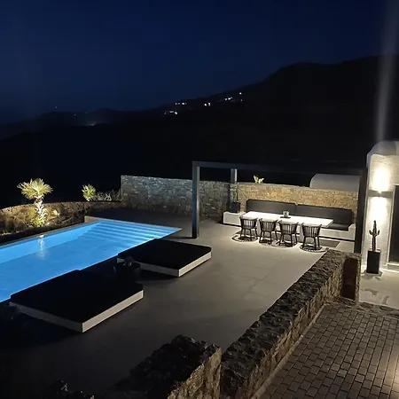 Black And White - Mykonos Fteliá